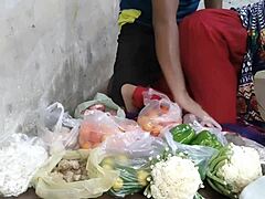 Κοκκινομάλλα ινδιάνα με σέξι ρούχα πουλάει λαχανικά σε πεινασμένους ξένους